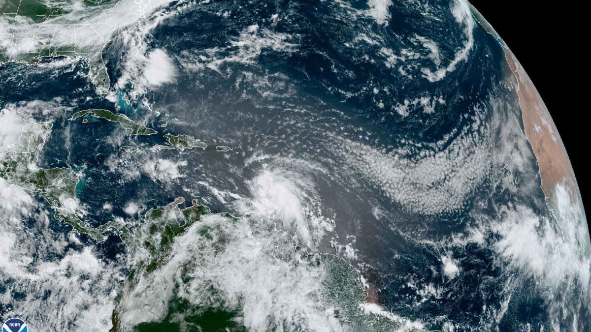 Fotografía cedida por la Oficina Nacional de Administración Oceánica y Atmosférica (NOAA) donde se muestra el estado del clima en el Atlántico hoy a las 10:20 hora local (14:20 GMT).