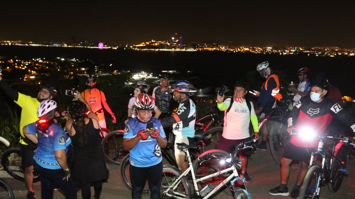 Subida. El arribo al lado este del cerro Las Cabras es de tipo montañoso. Desde arriba se puede ser todo Durán y parte de Guayaquil.