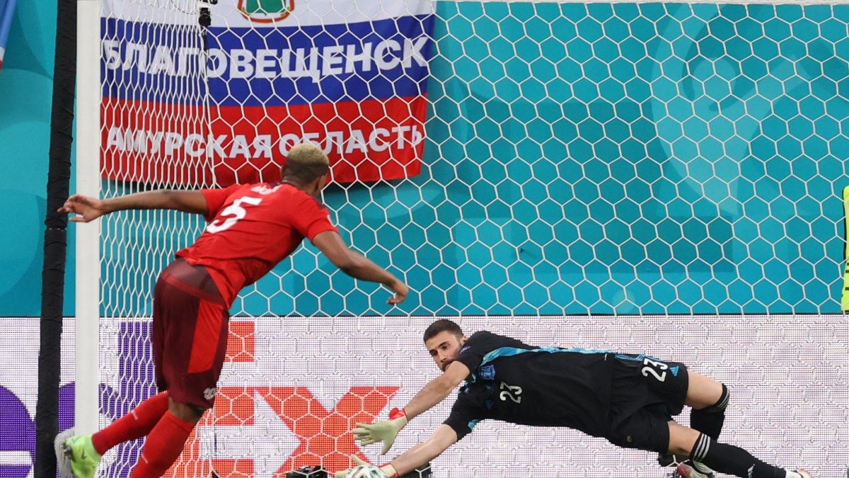 Unai Simón ataja uno de los dos penales que impulsaron a España a las semifinales