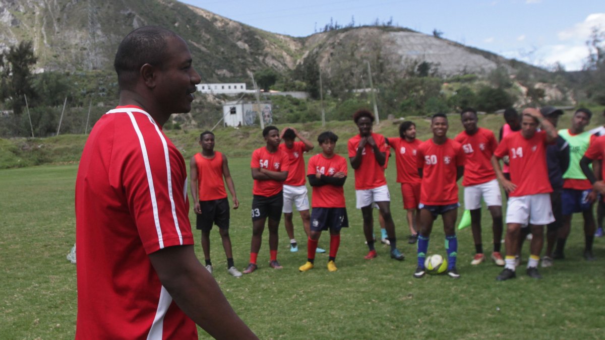 Diego Armando Calderón asiste todos los días al entrenamiento del equipo, buscando el ascenso a la segunda categoría de Pichincha