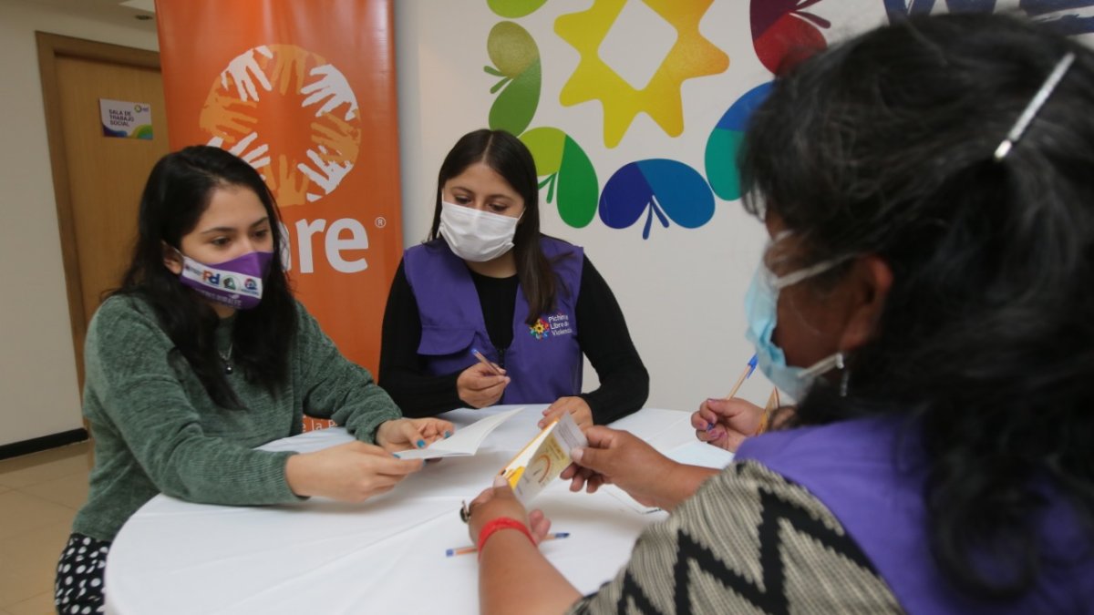 APOYO. Ofrecen charlas sobre los derechos que tienen las mujeres que ha sufrido violencia de género.