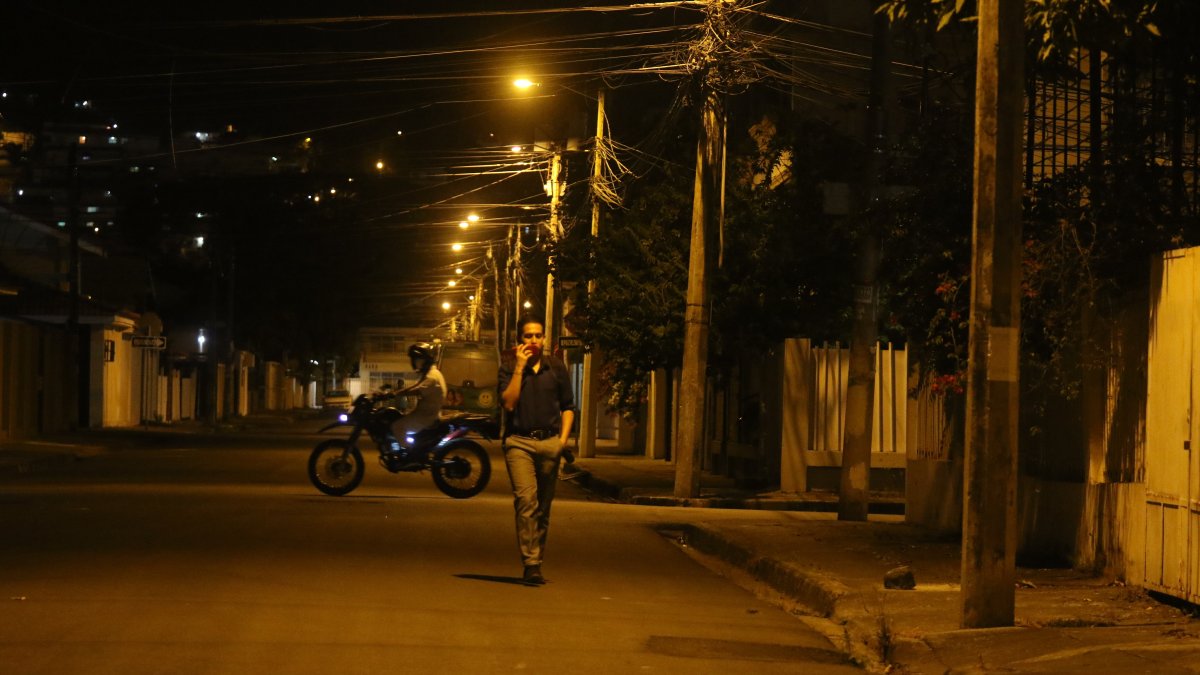 Seguridad. Un ciudadano recibe una llamada y camina por una de las calles solitarias de la ciudadela Miraflores.