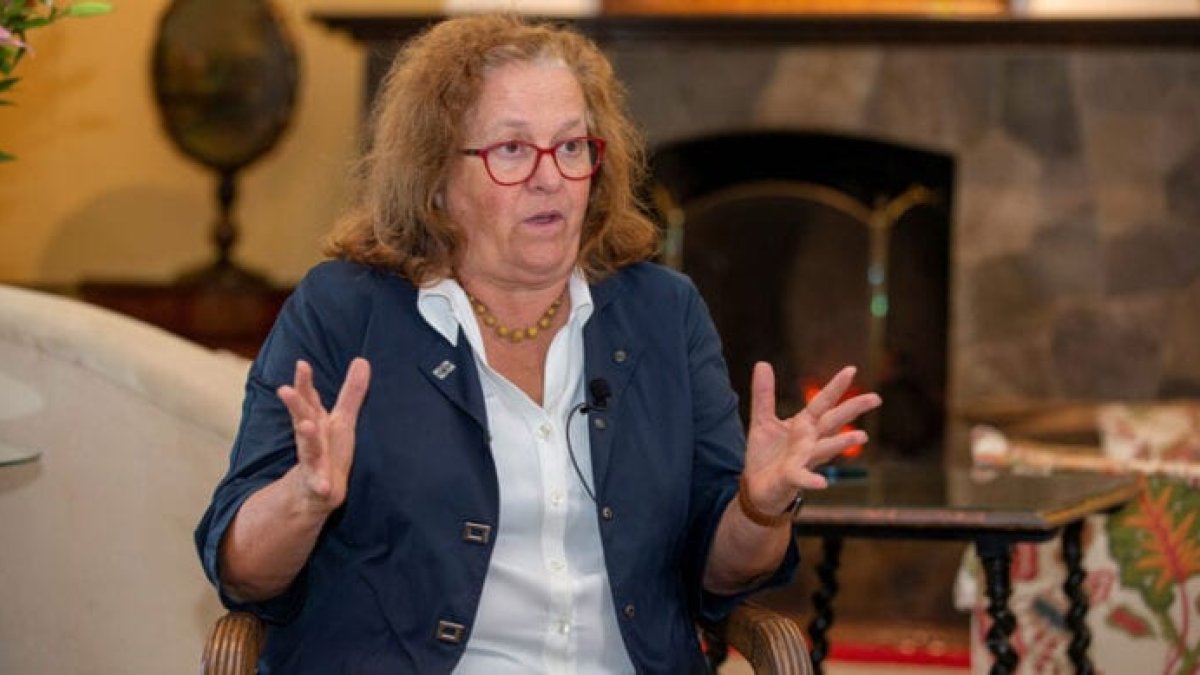 Madrazo ha ejercido como representante de España en Costa Rica y Níger. Fue cónsul en Bogotá y encargada de Asuntos Culturales y Consulares en la Embajada española en Guatemala. Licenciada en Geografía e Historia.