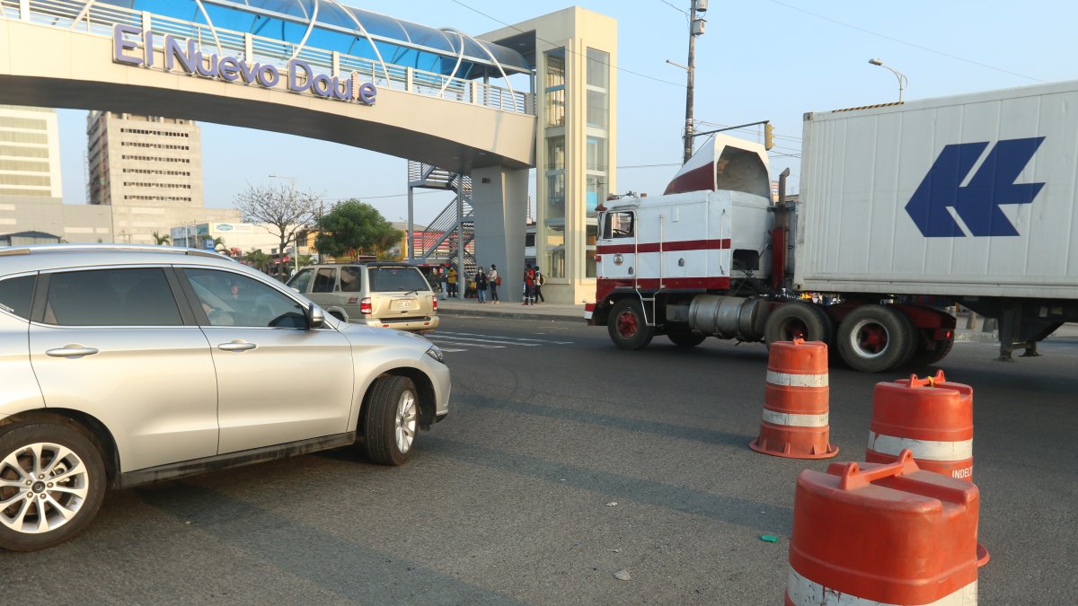 El paso peatonal. Entre vehículos grandes y pequeños, a diario los peatones intentar cruzar hacia la vereda de al frente