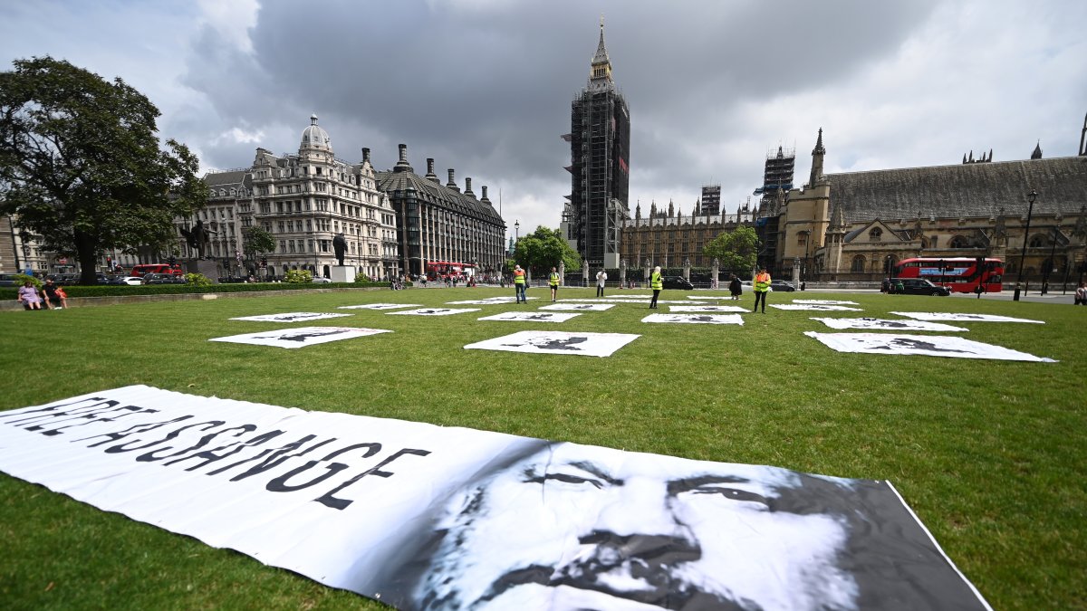 Simpatizantes de Assange piden su liberación con carteles.