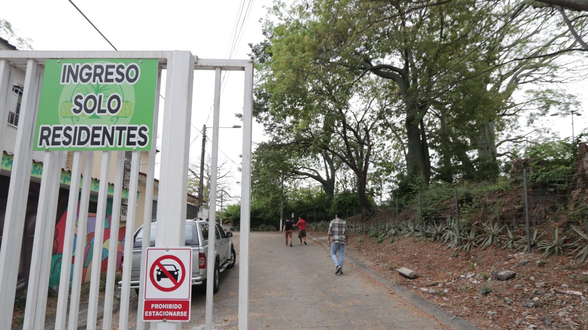 Hecho. Personal municipal intentó quitar el cerramiento el viernes pasado.