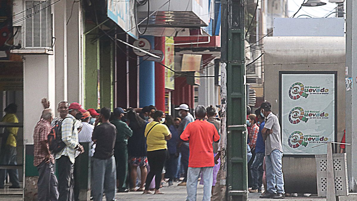 Retiros. Las personas sacan sus ahorros para invertir en Big Money.