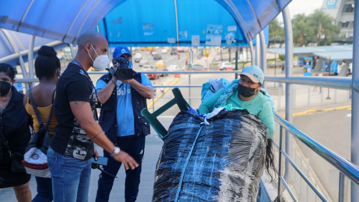 Los vendedores se instalan en las zonas y dificultan el tránsito de la ciudadanía.