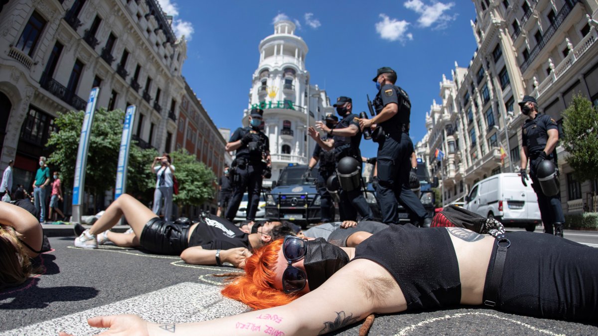 MADRID. Activistas de Extinction Rebellion protestan por la Gran Vía, en Madrid, para exigir que el Ecocidio sea reconocido como crimen internacional, este viernes.