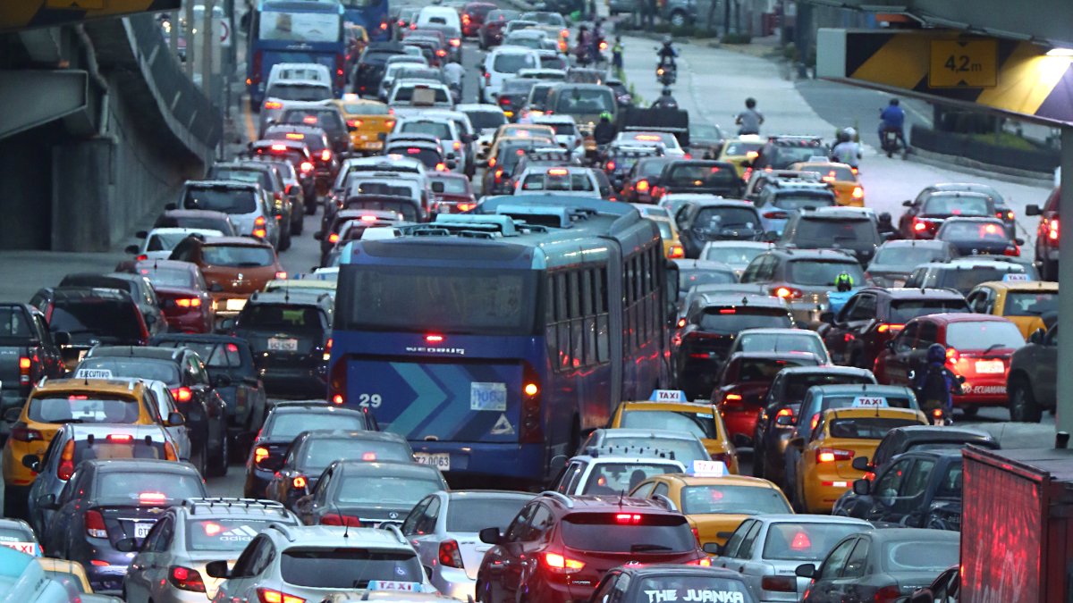 Congestionamiento. El hecho de que en Guayaquil, en la foto, se haya priorizado al vehículo y no al peatón, a decir de los consultados, ha caotizado la ciudad. A diario las calles lucen abarrotadas de autos, sin tener carriles o espacios seguros para el peatón o ciclista.