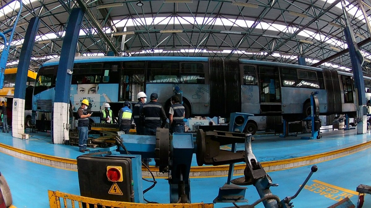 Talleres. En el centro de mantenimiento de El Recreo, el personal se entrena para reparar y operar las unidades que llegarán a partir del próximo año.