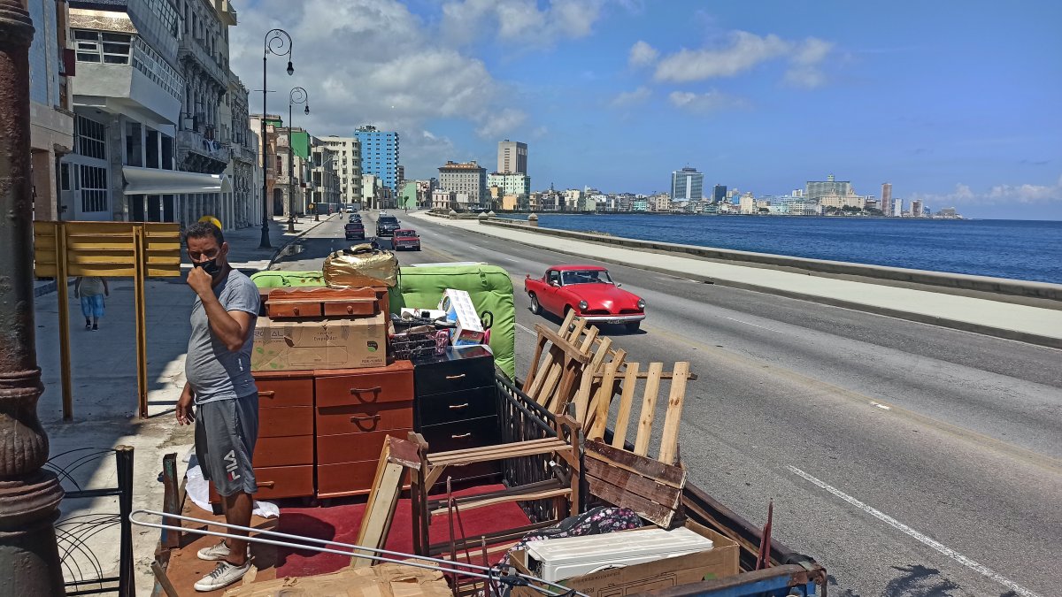 Residentes en las zonas bajas del Malecón habanero evacuan ante la llegada de la Tormenta tropical Elsa, hoy en La Habana (Cuba).