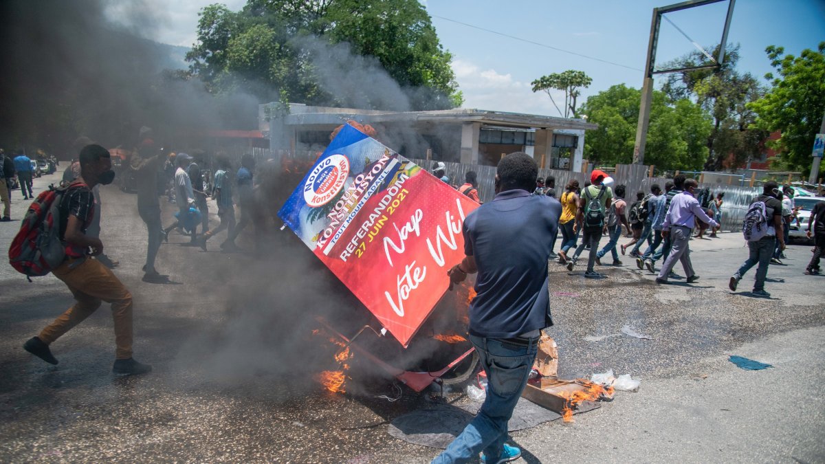 Desde principios de junio de 2021, el aumento de las peleas y la violencia entre bandas armadas en el área metropolitana de Puerto Príncipe ha provocado el desplazamiento de 17.105 civiles.