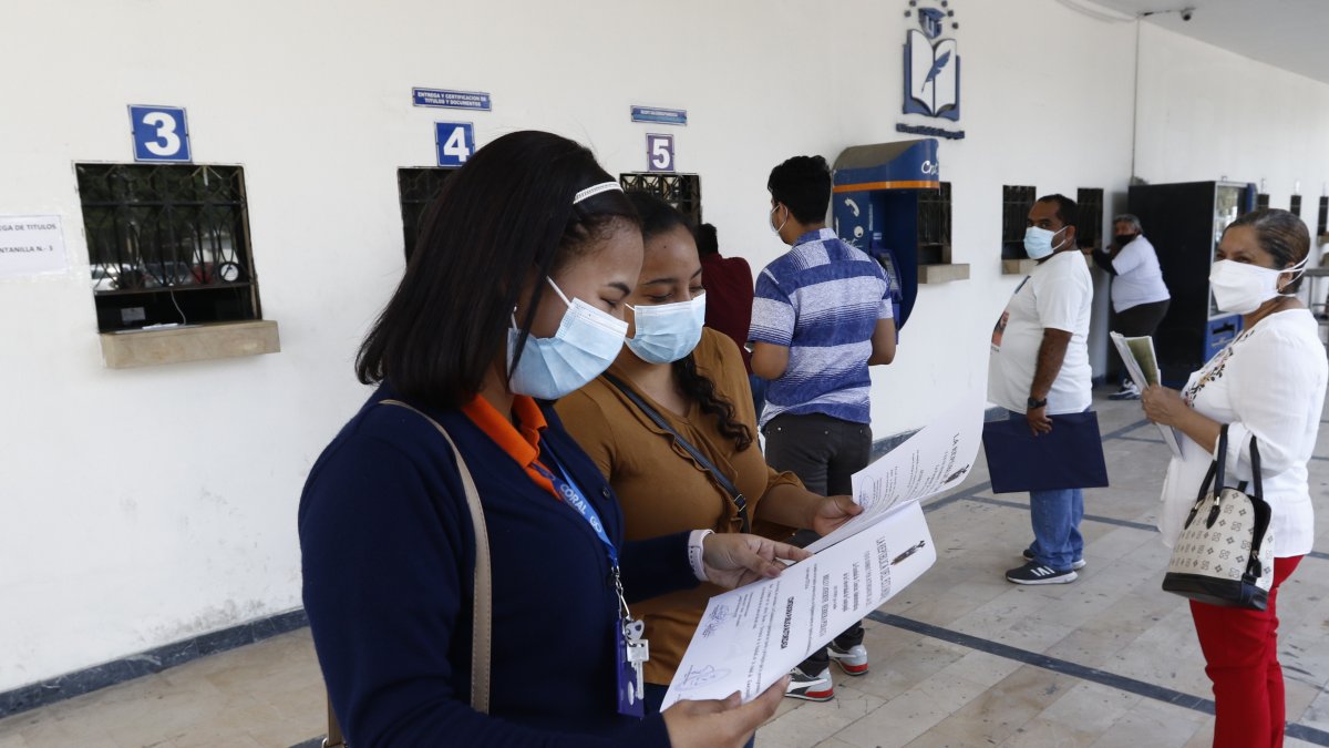 Varios profesionales están contentos por haber recibido su título, otros aún  esperan el documento.