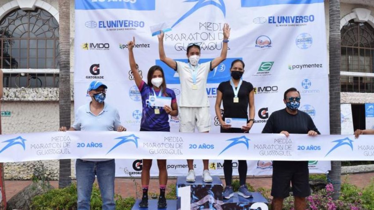 Rosalba Chacha (c) junto a Graciela Morocho (d) y Andrea Terán.