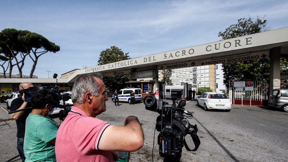 Roma. Tras conocerse del traslado al hospital Policlínico Gemelli, decenas de periodistas se apostaron en los alrededores de este centro médico para esperar noticias del papa.
