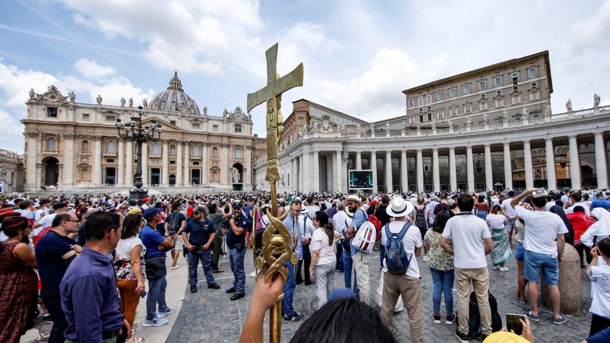Roma. Cientos de feligreses asisten al rezo dominical en la plaza de San Pedro del Vaticano, presidido por Francisco.