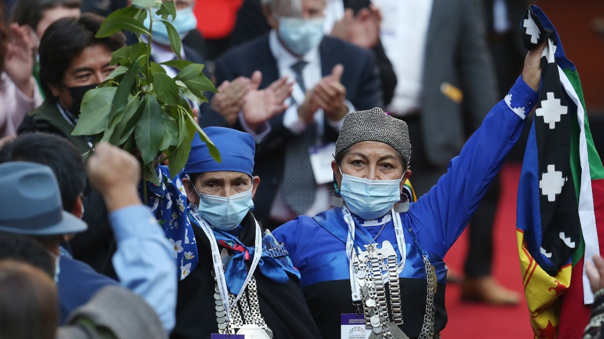 Elisa Loncón (d), constituyente mapuche, fue electa presidenta de la Convención Constitucional.