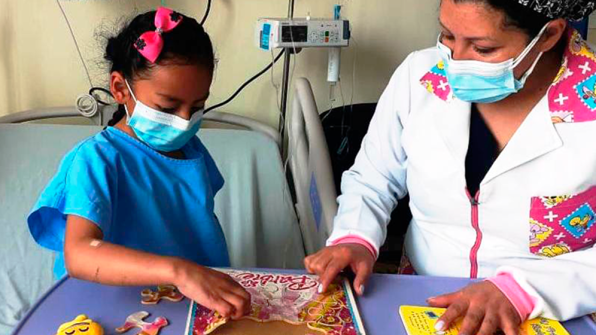 Ahora los estudiantes internados en hospitales o que no pueden salir de casa tienen la oportunidad de seguir sus estudios ininterrumpidamente.