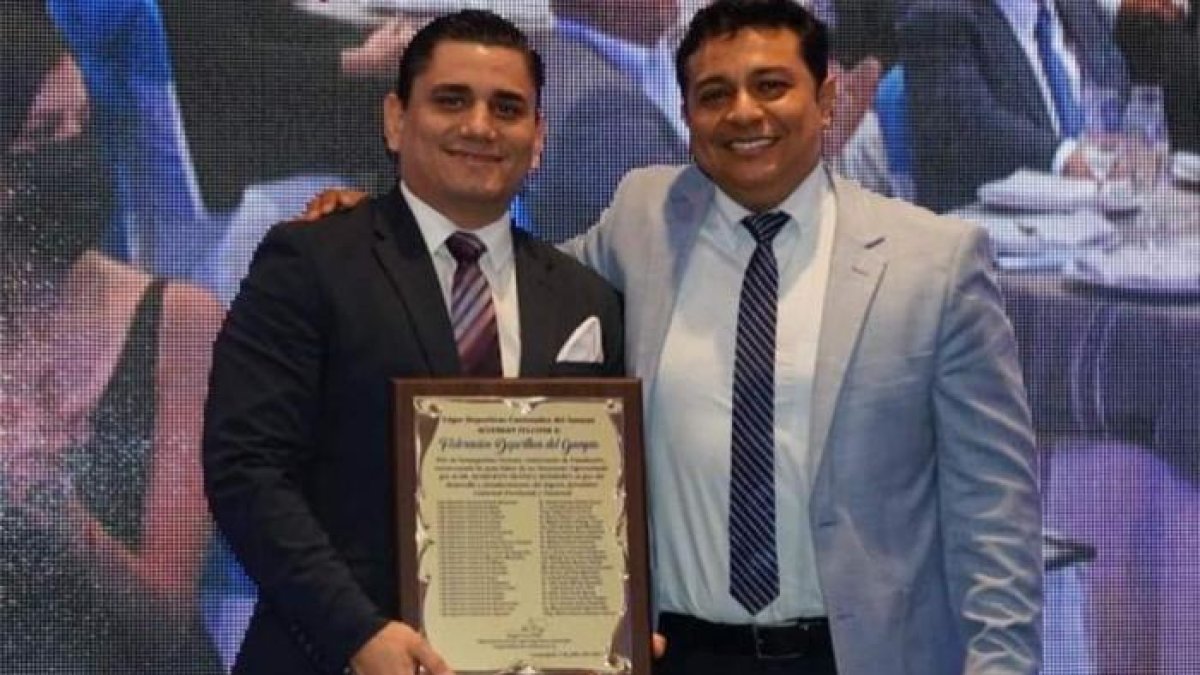 Ibáñez (i) durante el acto de su primer año de gestión.