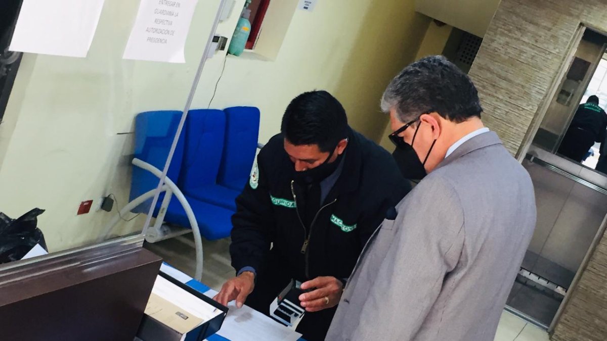 Un servidor del Consejo de Participación Ciudadana y Control Social recibe la carta de renuncia del contralor, Pablo Celi.