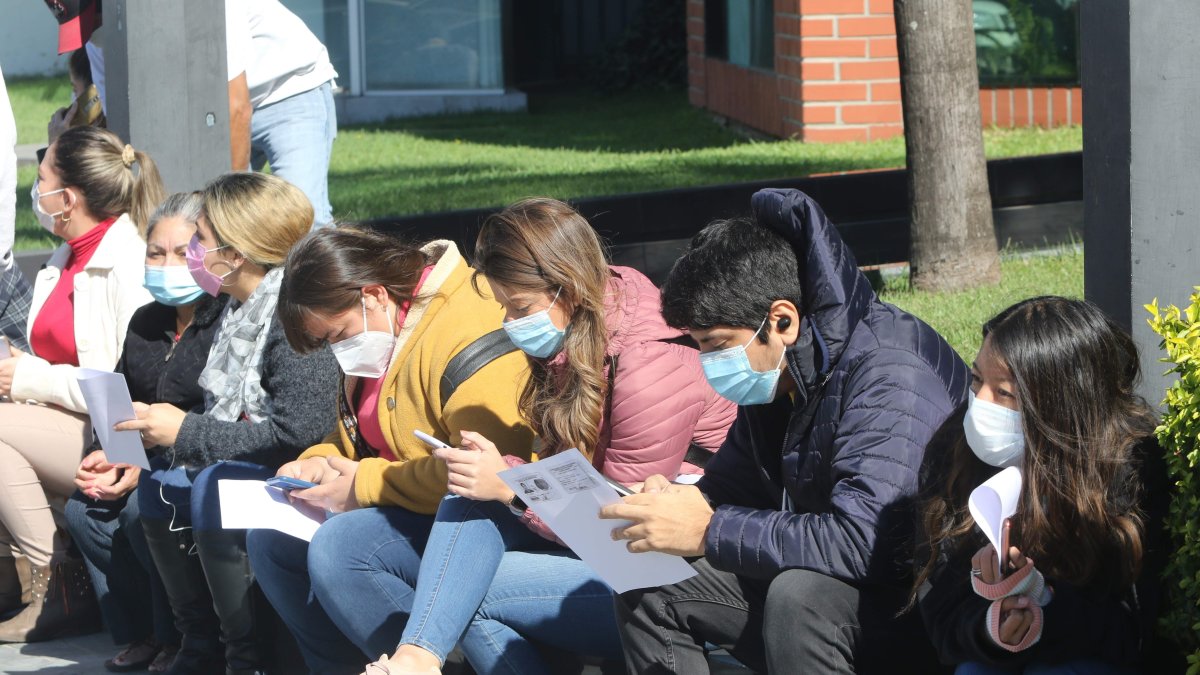 Jóvenes mayores de 18 años acuden a los centros de vacunación hoy en Santa Cruz (Bolivia).