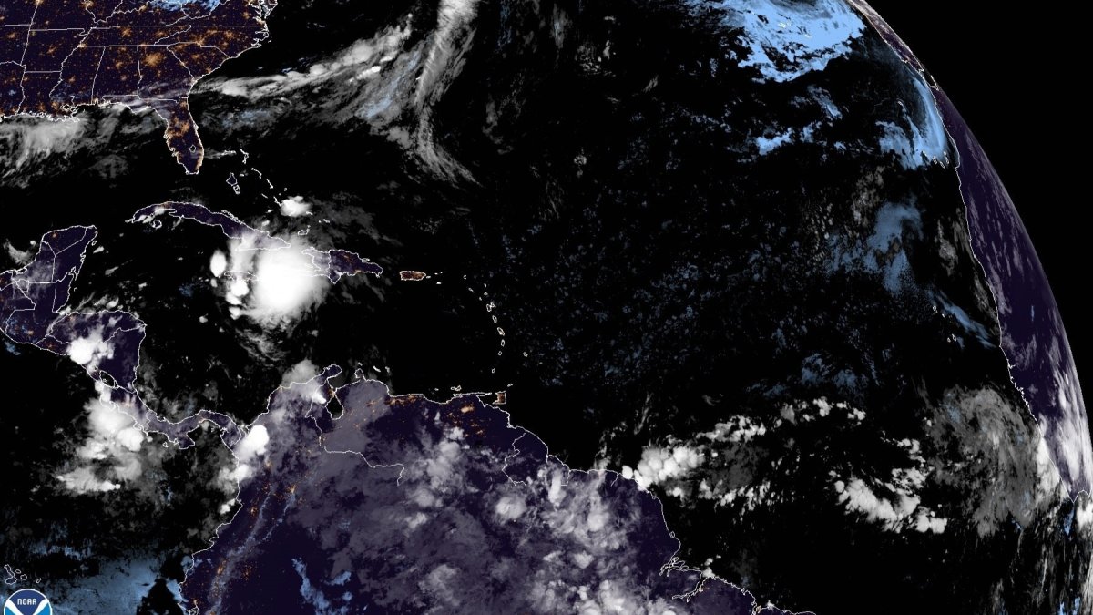 Imagen satelital cedida este domingo por la Oficina Nacional de Administración Oceánica y Atmosférica (NOAA) en la que se registró la ubicación de la tormenta tropical Elsa.