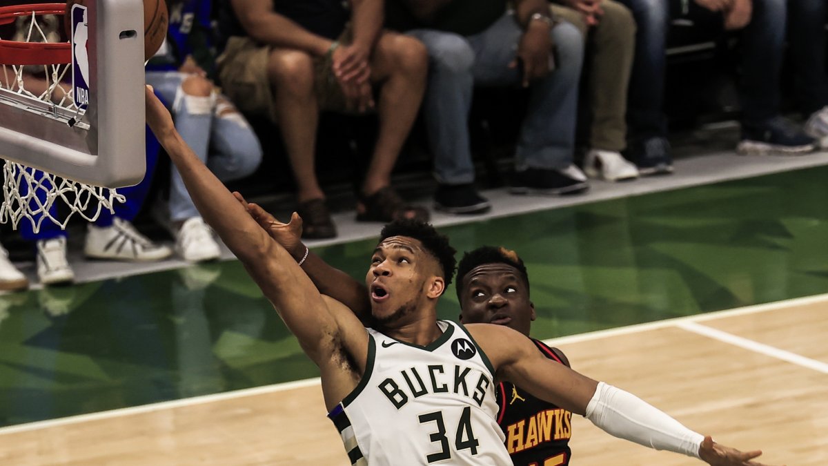 Giannis  no juega por su rodilla desde el cuarto partido de la serie ante Hawks.