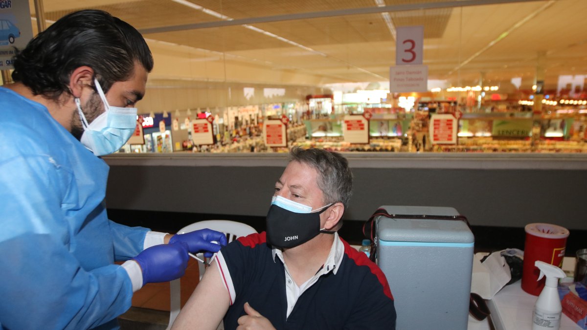 Un colaborador de La Favorita recibe este lunes 5 de julio la vacuna contra la Covid-19 en uno de los locales de Supermaxi, dentro de un plan piloto de vacunación en las empresas.