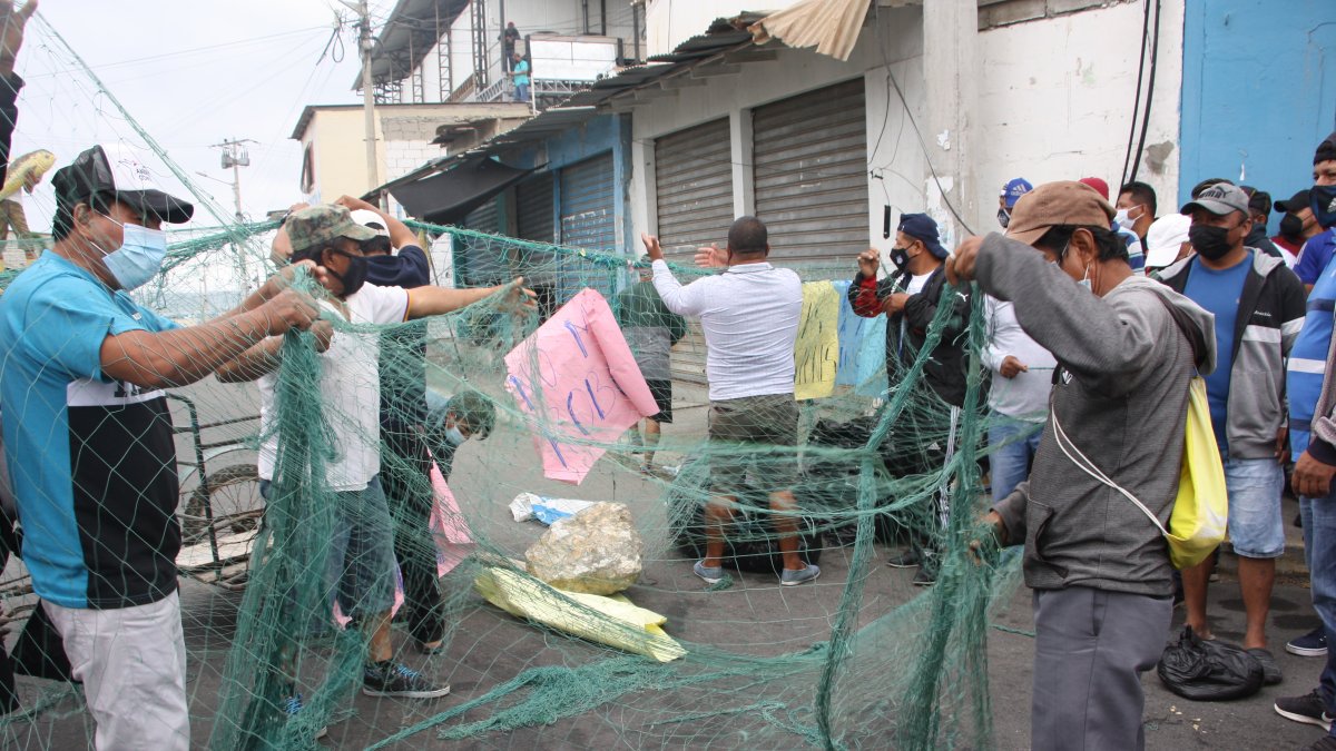 Consecuencia. Ante la falta de respuestas inmediatas, los pescadores cerraron las calles de acceso al mercado con sus redes. No se vendieron los productos. La acción se replicará hasta que las autoridades actúen.