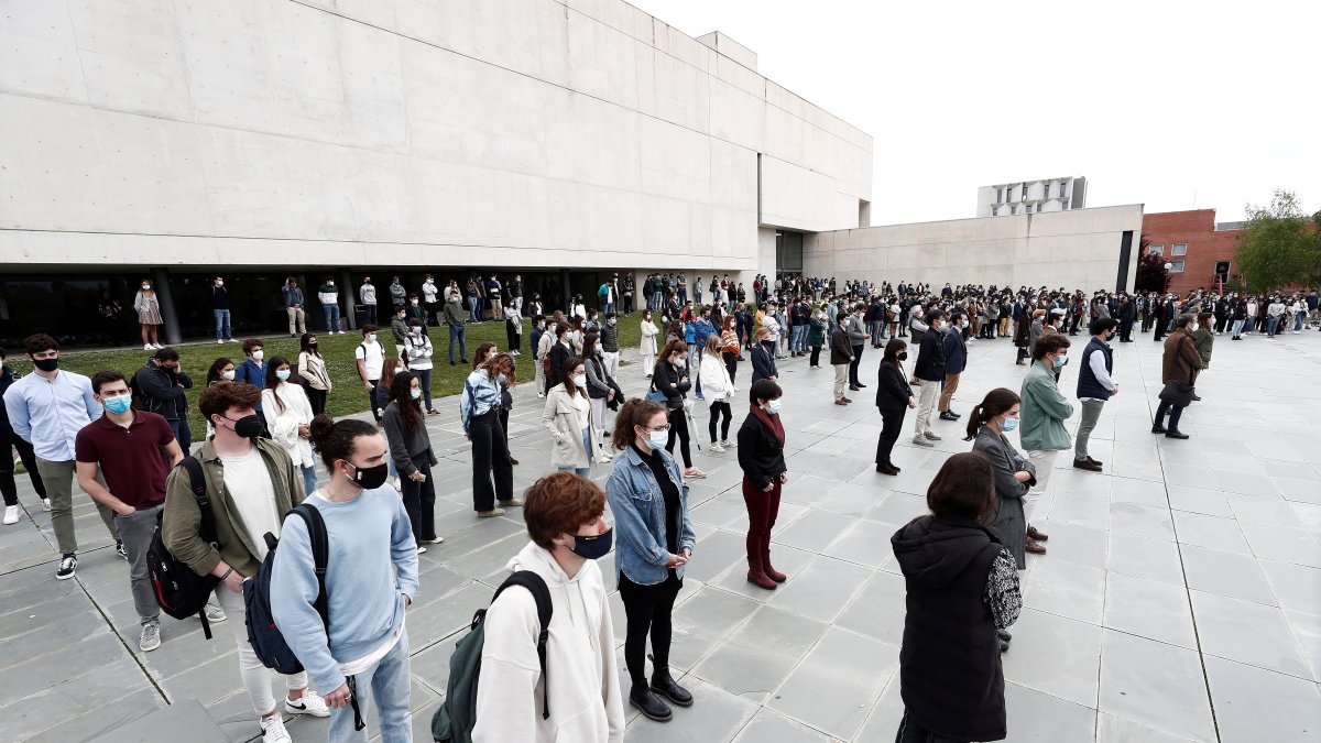 Alumnos y profesores de la Facultad de Comunicación de la Universidad de Navarra guardan un minuto de silencio en memoria del periodista navarro David Beriain Amatriain, asesinado en Burkina Faso junto a Roberto Fraile.