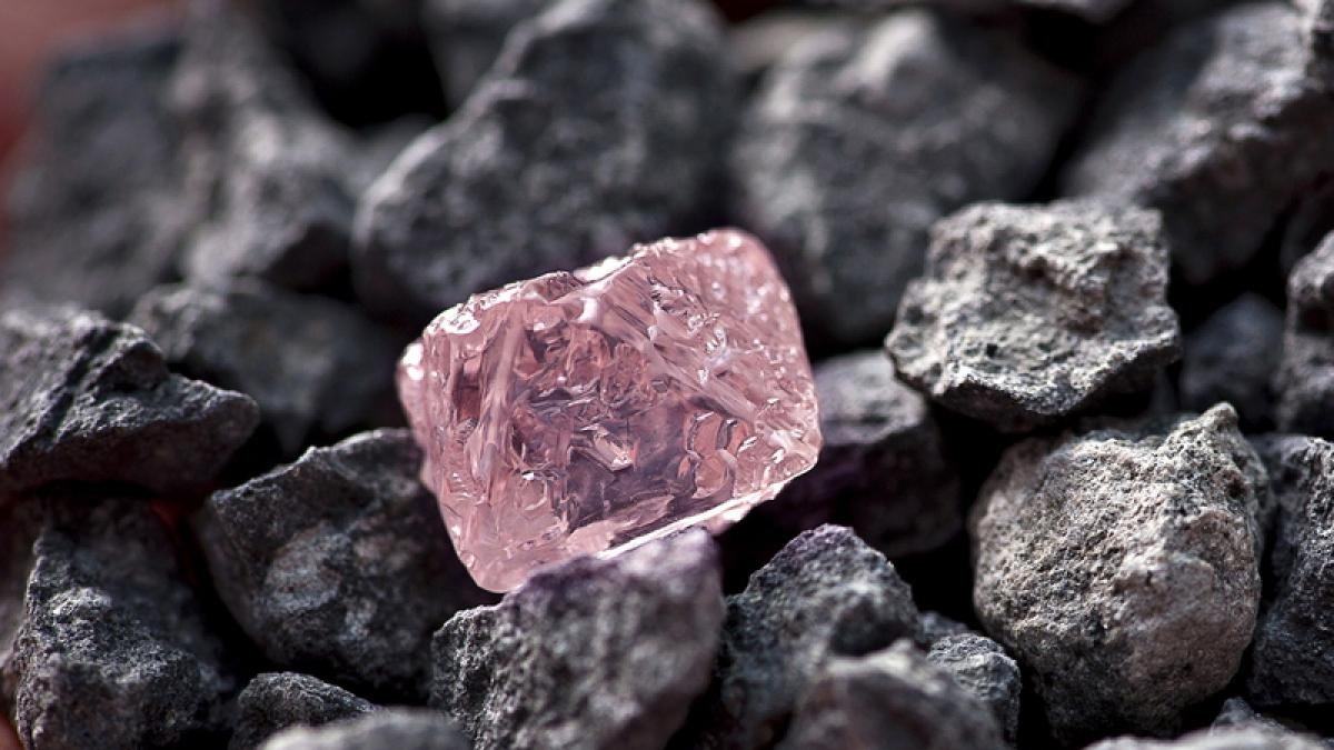 El equipo usó los diamantes para conocer las condiciones del interior del manto terrestre -que comienza a unos 30 kilómetros por debajo de la superficie de la Tierra- en el pasado lejano.