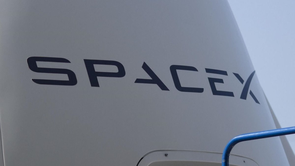 La cápsula de la SpaceX tenía previsto este martes separarse del laboratorio orbital, en el que se ha mantenido adjunto más de un mes, para iniciar su retorno a Tierra, de igual forma con material científico y equipos en desuso de la Estación Espacial Internacional (EEI).