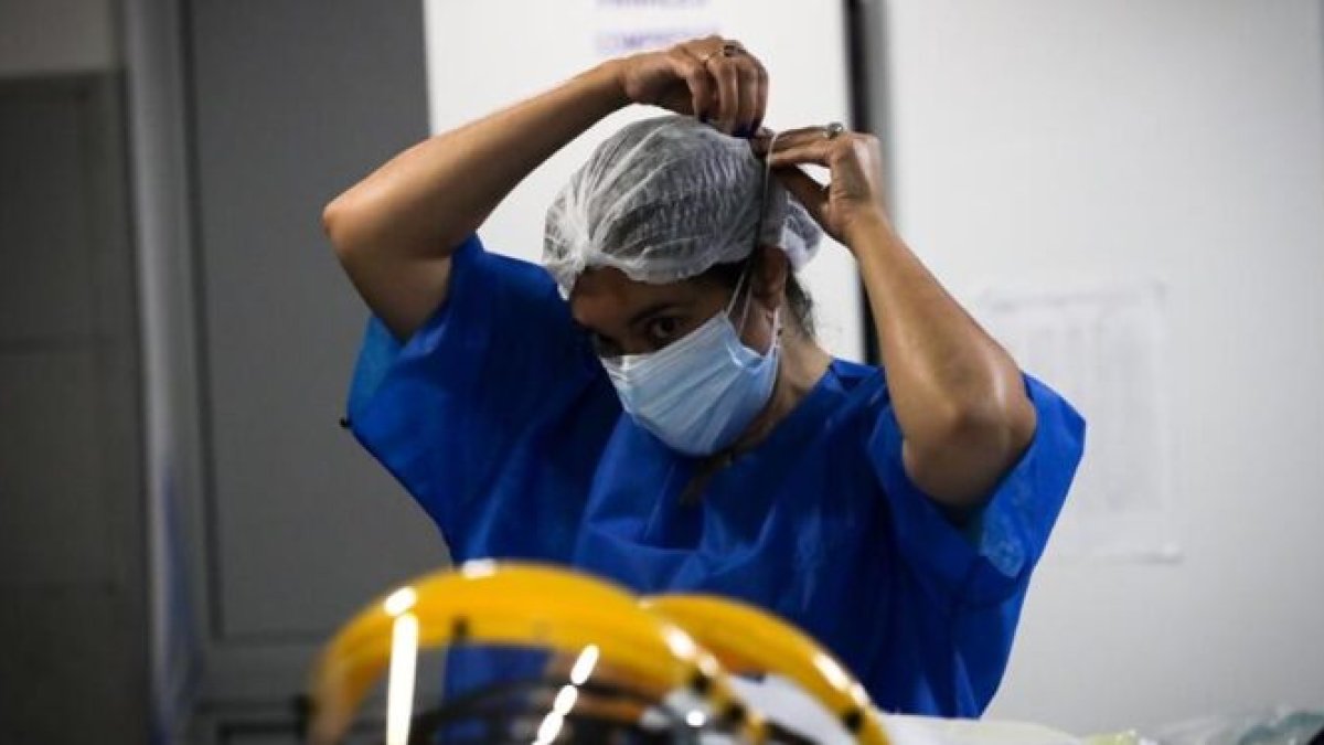 Una enfermera uruguaya atendiendo pacientes de Covid-19