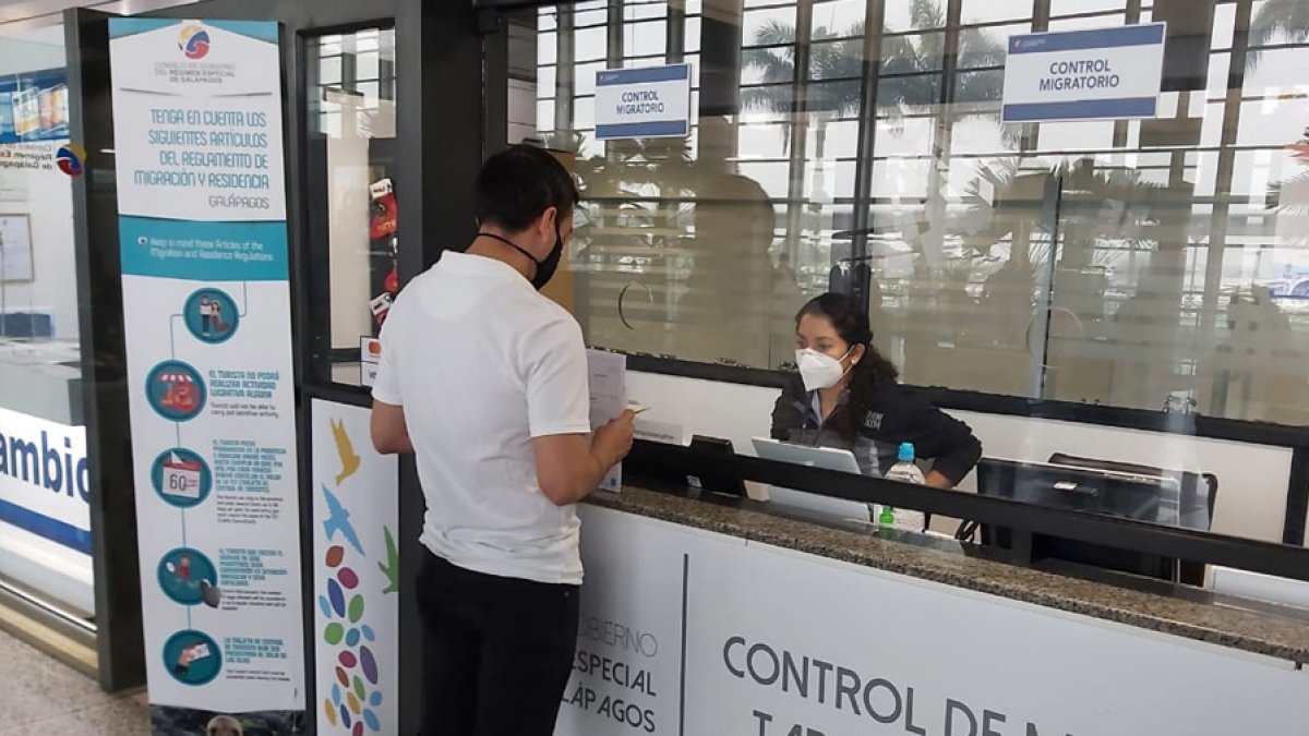 Los viajeros deben presentar pruebas o el carnet de vacunación en los aeropuertos antes de abordar sus vuelos a Galápagos.