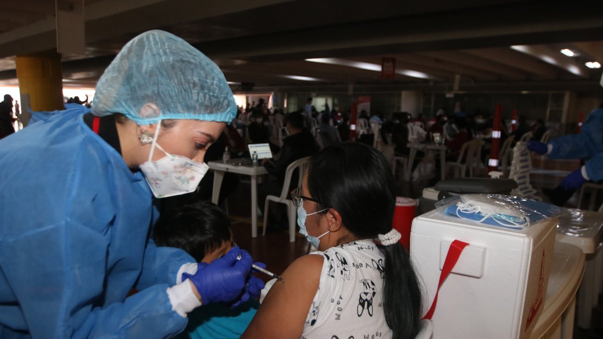 Referencial. La vacuna empresarial avanza en Ecuador.