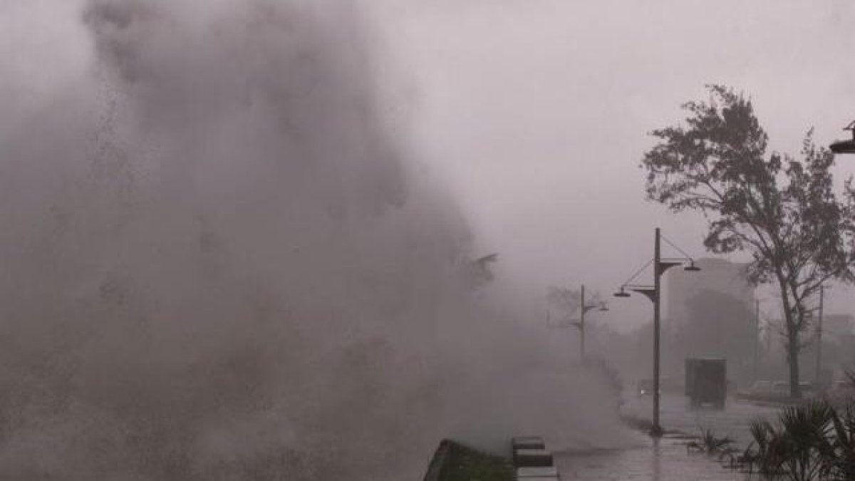 El mal tiempo en Florida no ayuda en la búsqueda de víctimas del derrumbe de edificio.