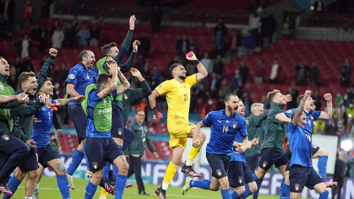 Los jugadores de la selección italiana festejan la clasificación ante España.