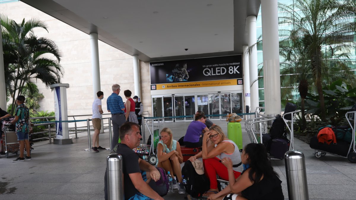 Referencial. El 18 de marzo de 2020, este era el panorama que se observaba en el aeropuerto de Guayaquil por la pandemia.