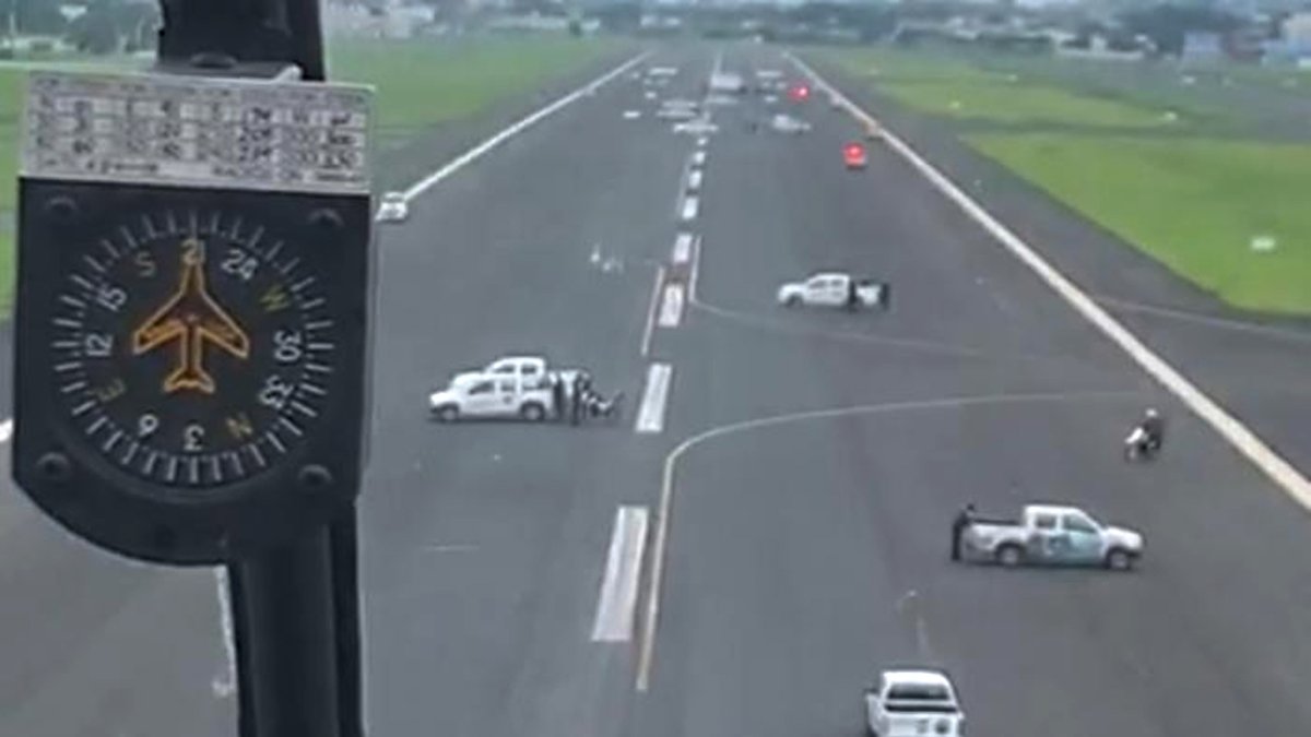 Medida. El 18 de marzo de 2020, la pista del aeropuerto de Guayaquil fue invadida por carros aparentemente municipales.