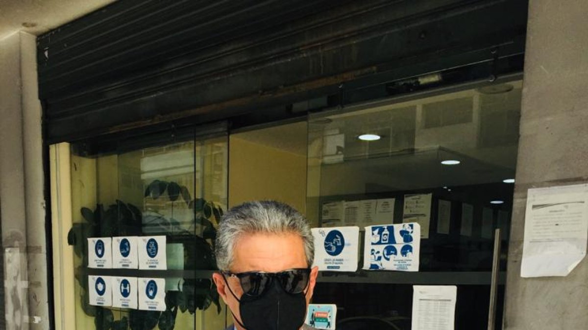 Renuncia. Marcelo Ron, abogado del excontralor Pablo Celi, fue a Participación para entregar el documento.