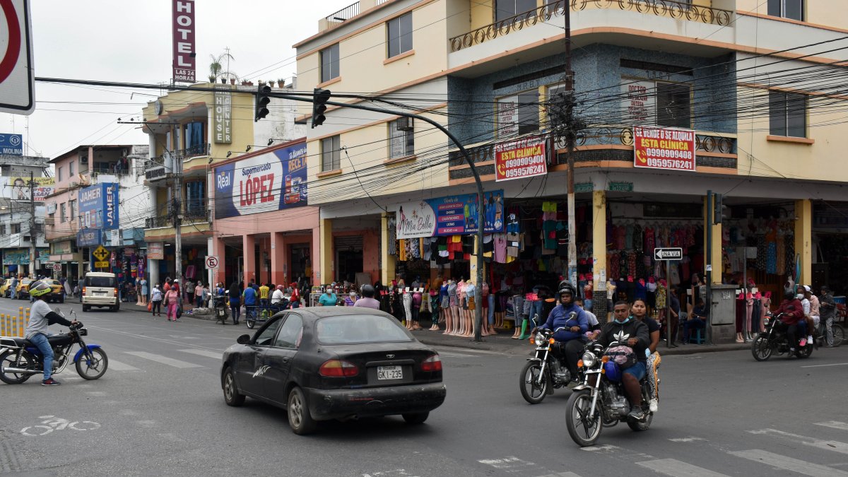 Avenida García Moreno. Debido a que los semáforos no funcionan en algunos tramos de esta ruta, a cualquier hora del día hay desorden. 