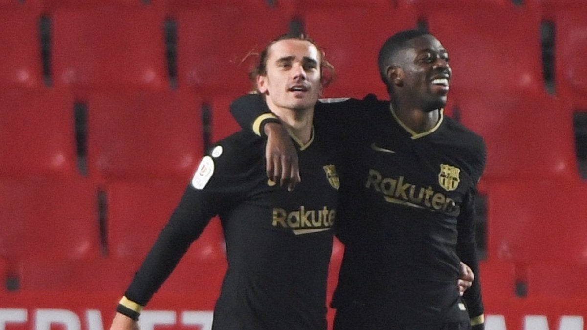 Los delanteros franceses del FC Barcelona Antoine Griezmann (i) y Ousmane Dembele.