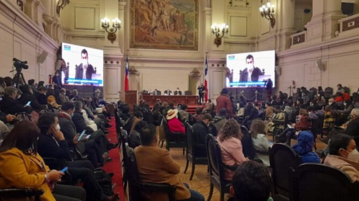 Los 155 constituyentes pudieron reunirse por primera vez después de la ceremonia inaugural.