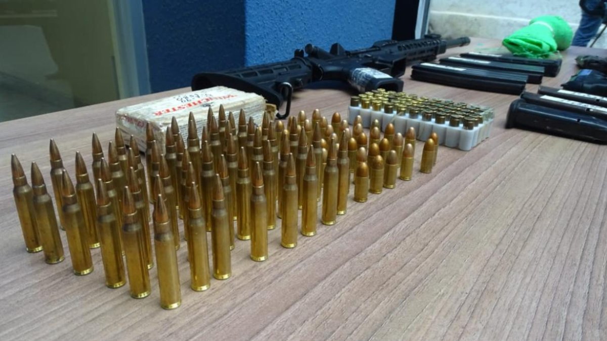 Los pertrechos mostrados por la Policía luego de su incautación. 