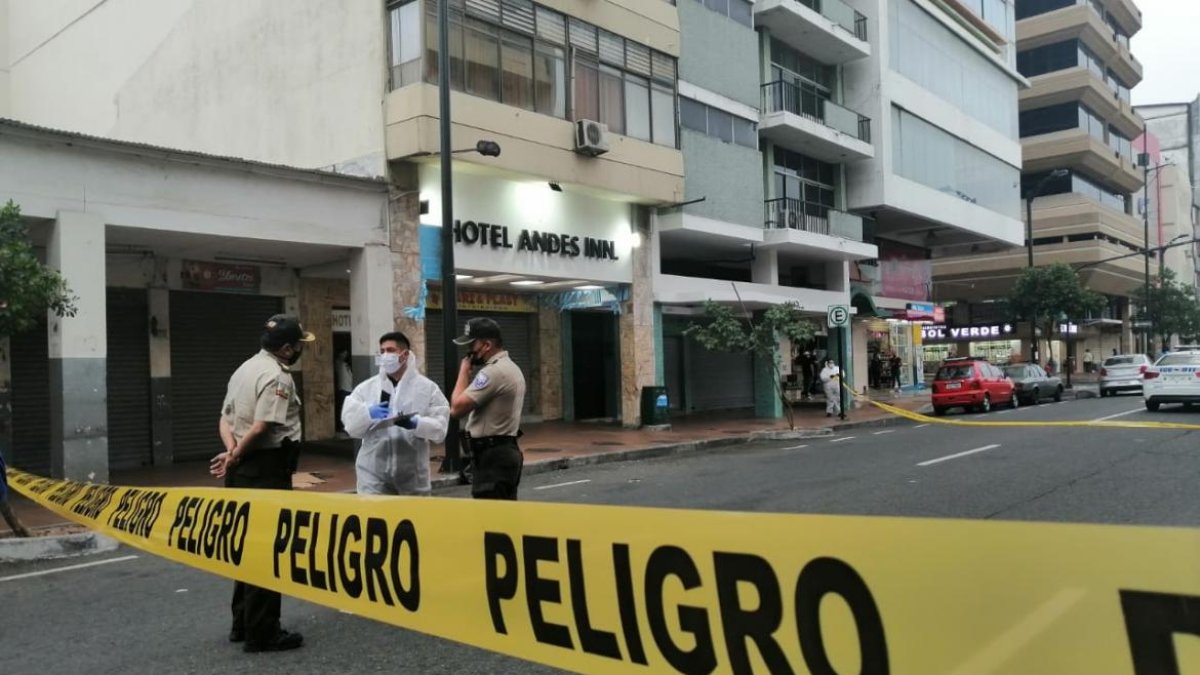 Los agentes que llegaron a investigar el caso del hombre que en la madrugada, de este miércoles 7 de julio, se lanzó desde un tercer piso de un hotel.