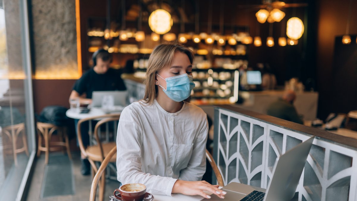 Personas de todas las edades pueden sentir las molestias del 'síndrome de la cara vacía'.
