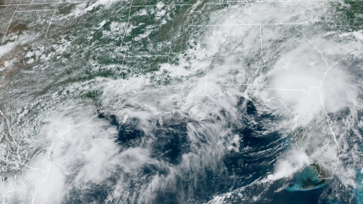 Imagen cedida hoy por la Oficina Nacional de Administración Oceánica y Atmosférica (NOAA) donde se muestra la ubicación de la tormenta tropical Elsa.