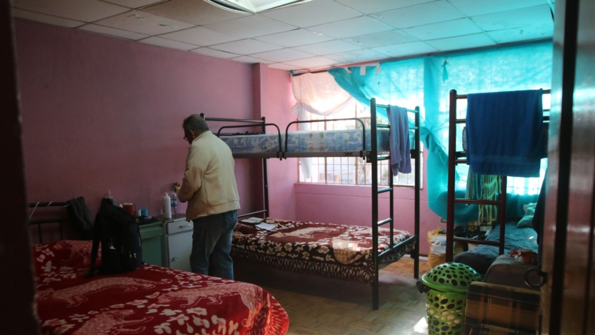 Rutina. Todas las mañanas, los residentes del albergue en la mitad del mundo, se despiertan temprano para limpiar sus habitaciones y desayunar antes de salir a buscar empleo.