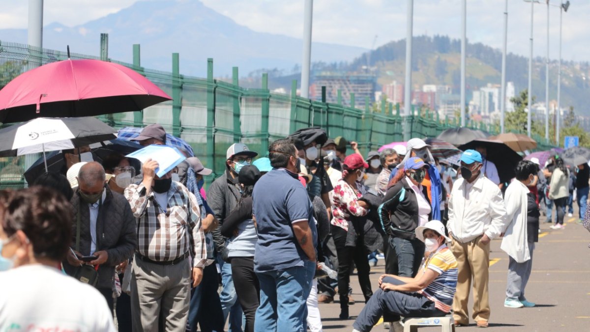 Quito. Cientos de personas formaban una fila en el parque Bicentenario el miércoles 7 de julio del 2021.